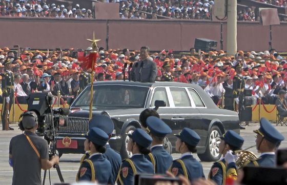 3일 중국 베이징에서 열린 군사 퍼레이드에서 함선 기반 방공 무기 부대가 천안문 광장을 행진하고 있다. 신화=연합뉴스