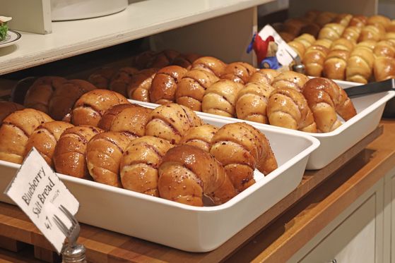 프리미엄 델리 전문관에선 태국 전통 메뉴를 선보이는 ‘남스 델리’, 중식 대가 여경래 셰프와 협업한 상하이 만두 브랜드 ‘구오 만두’, 흑백요리사 출신 장호준 셰프의 ‘에그롤린’ 등을 만날 수 있다.