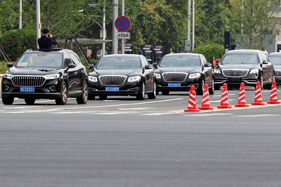 2일 김정은(가운데) 북한 국무위원장이 중국 전승절 기념 행사에 참석하기 위해 베이징에 도착했다. 김 위원장 뒤로 딸인 김주애로 보이는 여성의 머리가 보인다. 신화=연합뉴스