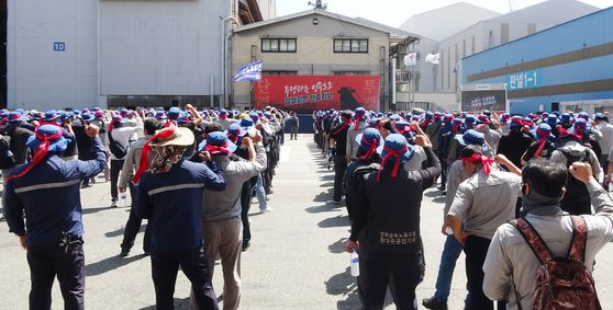 HD현대중공업 노조 조합원들이 지난달 29일 울산조선소에서 파업 집회를 하고 있다. 뉴스1