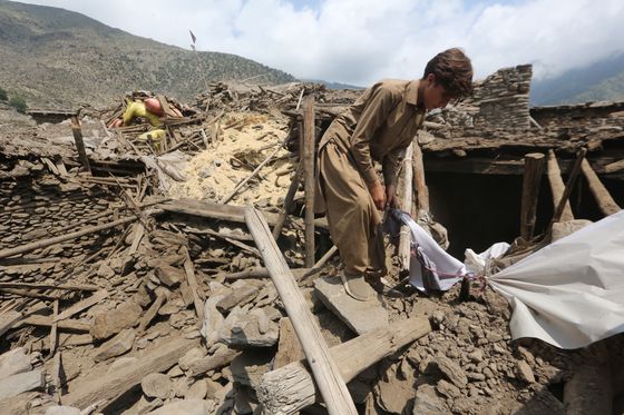 지진이 발생한 아프간 동부 낭가르하르주 다라에누르 지역에서 소지품을 회수하고 있다. EPA=연합뉴스