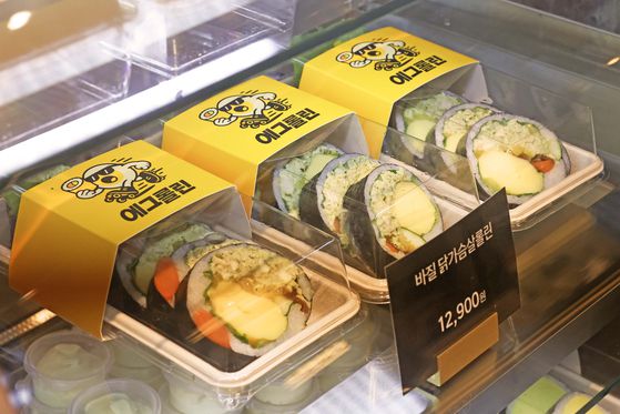 프리미엄 델리 전문관에선 태국 전통 메뉴를 선보이는 ‘남스 델리’, 중식 대가 여경래 셰프와 협업한 상하이 만두 브랜드 ‘구오 만두’, 흑백요리사 출신 장호준 셰프의 ‘에그롤린’(위 사진) 등을 만날 수 있다.