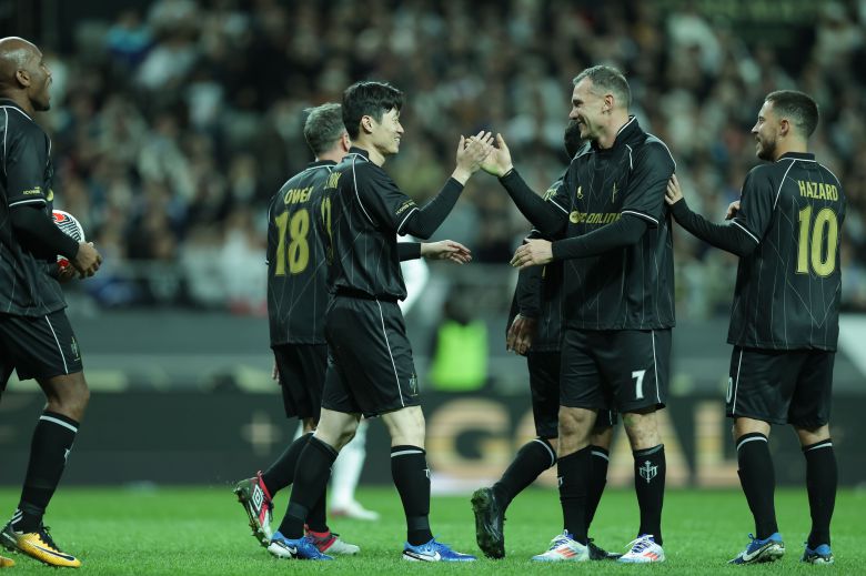 지난해 아이콘매치에 참가한 박지성과 오웬, 아자르 등 축구 스타들. [사진 넥슨]