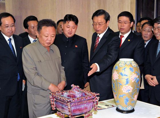 김정은 국무위원장의 생모인 고용희의 모습. 군복 차림으로 그림을 그리는 김 위원장을 고용희가 곁에서 지켜보고 있다. 마이니치신문, 연합뉴스 촬영.