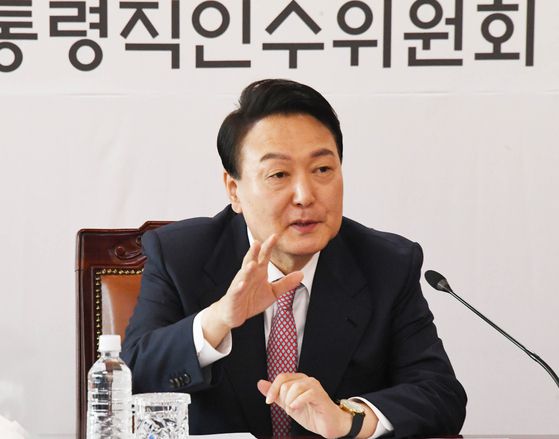 윤석열 당시 대통령 당선인이 2022년 3월 22일 오전 서울 종로구 통의동 대통령직 인수위원회 사무실에서 인수위 간사단 회의를 주재하고 있다. 국회사진기자단