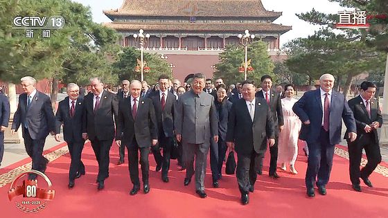 (왼쪽부터)블라디미르 푸틴 러시아 대통령과 시진핑 중국 국가 주석, 김정은 북한 국무위원장이 3일 중국 베이징 톈안먼광장에서 열린 전승절 80주년 기념 대규모 열병식에 참석했다. 연합뉴스