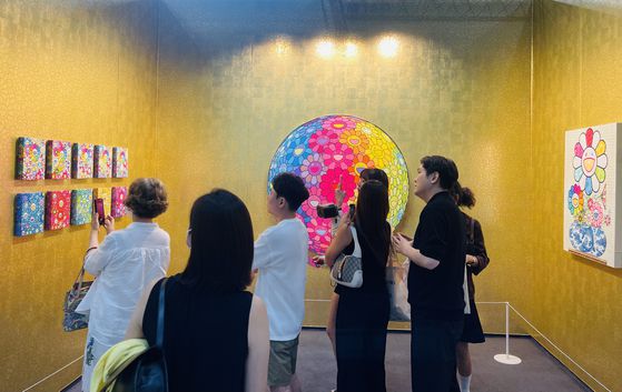 페로탕갤러리에서는 무라카미 다카시의 작품 12점이 완판됐다. 이은주 문화선임기자