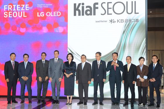 이재명 대통령의 부인 김혜경 여사(왼쪽에서 다섯번째) 등이 3일 서울 강남구 코엑스에서 열린 프리즈 서울ㆍ키아프 서울 개막식이 렬렸다. 연합뉴스