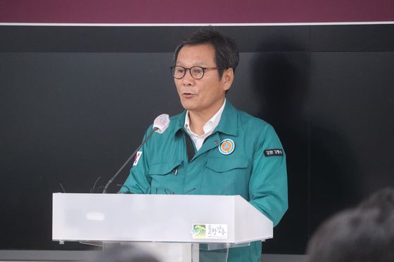 이재명 대통령이 지난달 30일 강원 강릉시 성산면 오봉저수지를 방문해 김홍규 강릉시장(왼쪽)과 대화하며 가뭄 대응 추진 상황을 점검하고 있다. 대통령실사진기자단