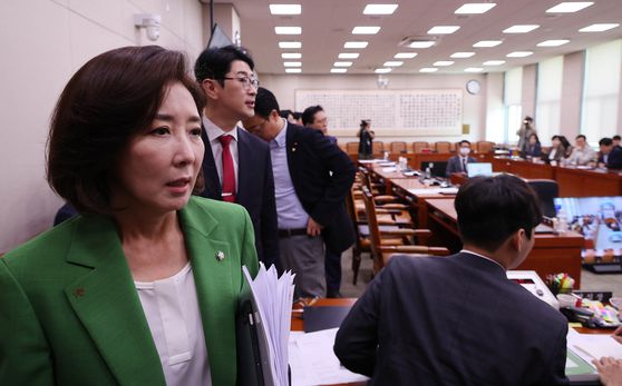 이재강, 이성윤 더불어민주당 의원, 정춘생 조국혁신당 의원, 전종덕 진보당 의원 등이 4일 서울 여의도 국회 의안과에 나경원 의원 징계요구안을 제출하고 있다. 연합뉴스