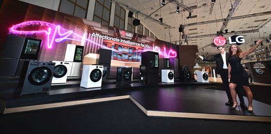 4일(현지시간) LG전자가 독일 베를린 '메세 베를린(Messe Berlin)' IFA 전시관 입구에 AI홈 허브 ‘씽큐 온’의 지휘 아래 다양한 가전들이 서로 연결되며 고객의 일상을 업그레이드 하는 'LG AI홈'을 형상화한 'LG AI 가전의 오케스트라' 연출 공간을 마련했다. LG전자.