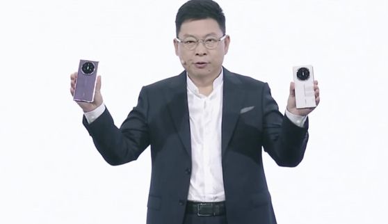 위청둥 화웨이 CEO가 중국 선전에서 신제품 출시 컨퍼런스에서 두번접는폰 ‘메이트 XTs’를 소개했다. 사진 X 캡쳐