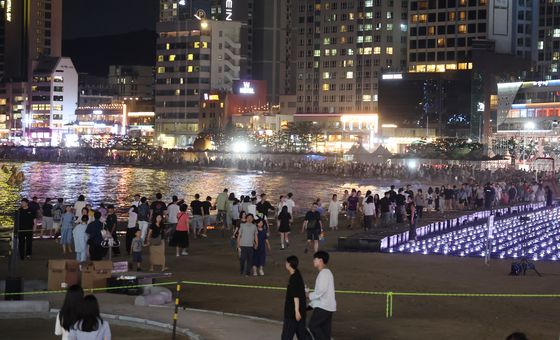 지난 8월 광인리해수욕장 일대 숙박 시설과 상점 네온사인이 거리를 밝히고 있다. 연합뉴스
