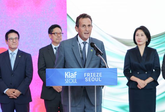 3일 개막식에서 인사하고 있는 사이먼 폭스 프리즈 대표. 오른쪽은 김혜경 여사. 뉴시스