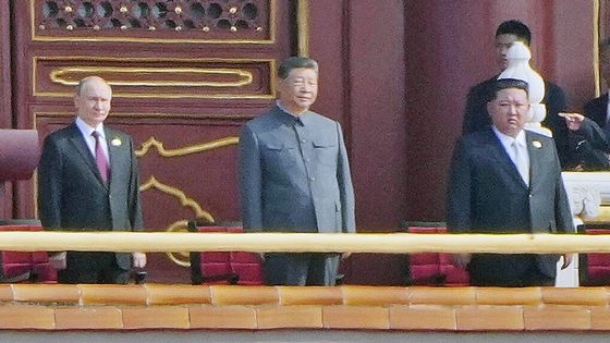 3일 중국 베이징에서 열린 전승절 열병식 후 인민대회당에서 열린 환영 연회에 시진핑 중국 국가주석 양 옆으로 김정은 북한 국무위원장과 블라디미르 푸틴 러시아 대통령이 나란히 도착하는 모습. AFP=연합뉴스