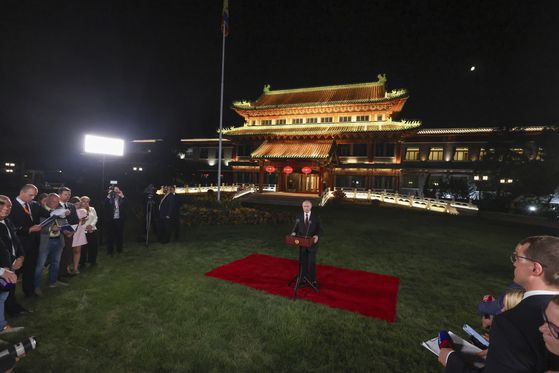 블라디미르 푸틴 러시아 대통령이 3일(현지시간) 중국 베이징에서 열린 기자회견에서 발언하고 있다. AP=연합뉴스