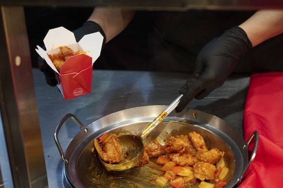 중식 프랜차이즈 판다익스프레스는 삼양식품과 협업한 신메뉴를 선보였다. [사진 각사]