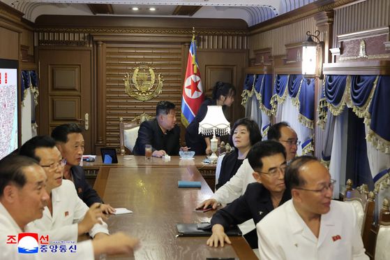 조선중앙통신은 지난 2일 ″김정은 동지께서 9월 2일 현지시간으로 오후 16시 중화인민공화국의 수도 베이징에 도착하시였다″고 보도했다. 이날 통신이 발행한 사진을 보면 김정은의 딸 주애도 동행했다. 연합뉴스