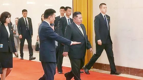 시진핑 중국 국가주석이 4일(현지시간) 중국 베이징 인민대회당에서 김정은 북한 국무위원장과 회담하며 김 위원장의 모두발언을 듣고 있다. 중국 CCTV 영상 캡처