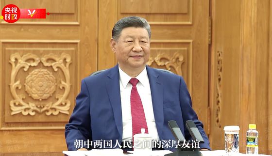 김정은 북한 국무위원자이 4일(현지시간) 중국 베이징 인민대회당에서 시진핑 중국 국가주석과 회담하며 시 주석의 모두발언을 듣고 있다. 중국 CCTV 영상 캡처