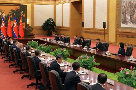 김정은 북한 국무위원장과 시진핑 중국 국가주석이 3일 베이징 인민대회당에서 회담을 진행한 뒤 웃으면서 악수를 하고 있다. 노동신문=뉴스1