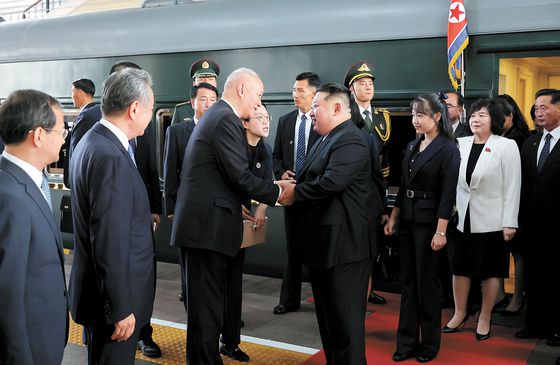 김정은 북한 국무위원장이 중국 방문을 마치고 평양에 도착했다고 조선중앙통신이 5일 보도했다. 김 위원장이 딸 주애와 함께 전용열차에서 내리고 있다. 연합뉴스