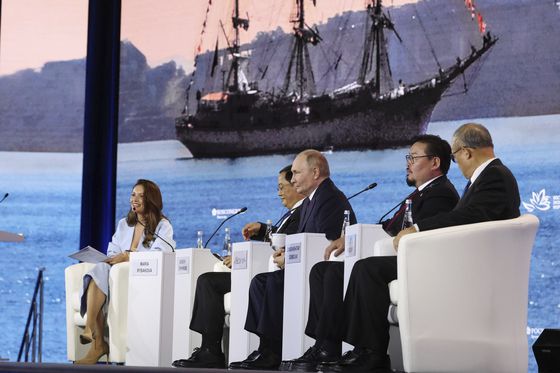 블라디미르 푸틴 러시아 대통령(사진 가운데) 5일(현지시간) 러시아 블라디보스토크에서 열린 동방경제포럼 총회에 참석했다. AP=연합뉴스