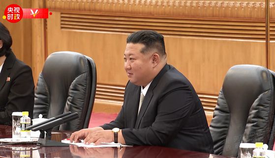 시진핑 중국 국가주석(왼쪽에서 세 번째)이 4일(현지시간) 중국 베이징 인민대회당에서 김정은 북한 국무위원장(오른쪽에서 두 번째)과 회담을 갖고 있다. AP=연합뉴스