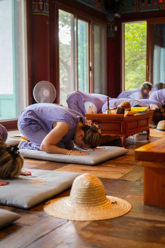 외국인 참가자들이 금선사 법당에서 오체투지를 배우고 있다.