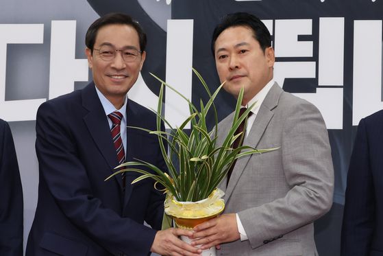 이재명 대통령이 5일 인천 송도 컨벤시아에서 열린 바이오 혁신 토론회에서 참석자들의 발언을 경청하고 있다. 대통령실사진기자단