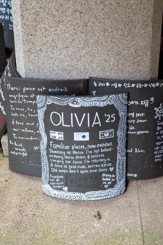 금선사에서는 외국인도 소원의 글귀를 적어 기와불사하는 것이 문화로 자리 잡았다.