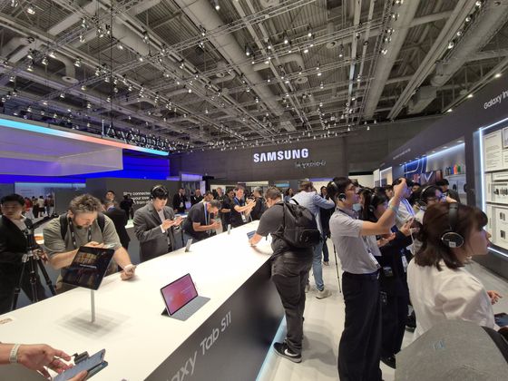 4일(현지시간) 독일 베를린서 열린 IFA 2025에서 삼성전자 전시관에 마련된 ‘비스포크 AI 패밀리허브’ 냉장고다. 냉장고 화면에 떠오른 ‘오븐에 전달’ 표시를 누르자 옆에 있는 오븐에서 요리를 만드는 데 필요한 예열(200도, 20분)이 그대로 시행된다. 이우림 기자