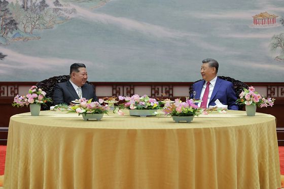 김정은 국무위원장이 지난 4일 베이징 인민대회당에서 시진핑 국가주석과 회담을 진행하는 모습. 노동신문, 뉴스1