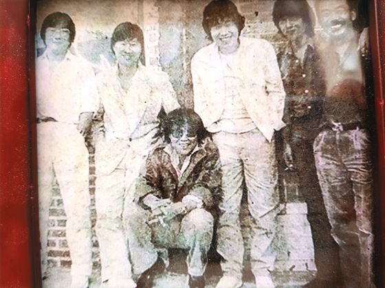 1960~1970년대 음악다방 쎄시봉은 청바지·통기타로 상징되는 청년 문화의 상징 같은 곳이었다. 왼쪽부터 윤형주·김세환·조영남(앉은 이)·송창식·조동진·이장희. 1986년 미국 LA 슈라인 오디토리엄에서 열린 쎄시봉 공연 당시 모습. [사진 조영남]