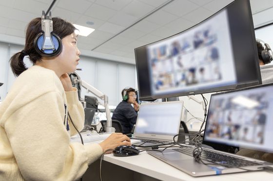 지난 4월 삼성전자 감독관이 직무적성검사 응시자 예비 소집을 진행하고 있다. [연합뉴스]