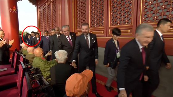 중앙TV는 각국 정상급 인사들이 톈안먼 망루에 올라 이동하는 장면을 보여주면서 우원식 국회의장(빨간 동그라미)이 등장하는 장면을 편집하지 않고 그대로 내보냈다. 조선중앙TV 화면=연합뉴스