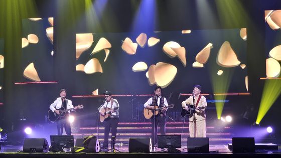 6일 열린 '쎄시봉: 라스크 콘서트' 공연에서 (왼쪽부터)김세환, 조영남, 윤형주, 송창식이 무대에서 합을 맞추는 모습. 사진 쇼플러스