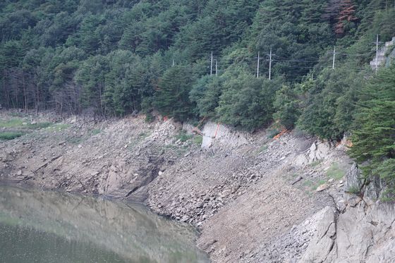 6일 강원 강릉시 주 상수원인 오봉저수지가 점점 바닥을 드러내고 있다.   오봉저수지의 저수율은 이날 오전 6시 기준 12.9%(평년 71.2%)로 전날보다 0.3%포인트 떨어졌다. 연합뉴스