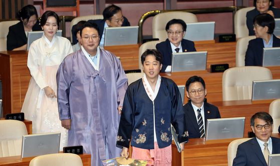 6.3 대선 전인 5월 21일 이준석 당시 개혁신당 대선 후보와 안철수 국민의힘 의원이 경기 성남시 가천대학교 글로벌캠퍼스에서 만나 악수하는 모습. 김정훈 기자
