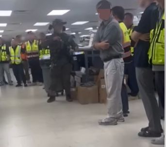 미국 이민당국이 4일(현지시간) 조지아주에 위치한 현대자동차와 LG에너지솔루션이 공동으로 건설 중인 조지아주 브라이언 카운티 소재 전기차 배터리 공장 건설현장을 급습해 불법체류자 혐의가 있는 450여명을 체포했다. 체포된 이들 중에는 출장간 한국인 30여명도 포함돼 있는 것으로 알려졌다. 이번 수사에 참여한 주류?담배?총기?폭발물 단속국 애틀랜타 지부(ATF Atlanta)는 엑스(X, 옛 트위터)를 통해 이번 작전에는 “국토안보수사국(HSI)과 연방수사국(FBI), 마약단속국(DEA), 이민세관단속국(ICEO), 조지아주 순찰국 및 기타 기관이 참여했다”며 “지역 사회 안전에 대한 우리의 헌신을 강조했다”고 밝혔다. ATF 애틀랜타 X 계정 캡처