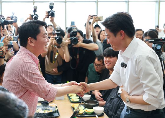 오세훈 서울시장과 이준석 개혁신당 대표가 4월 30일 서울 마포구 상암 월드컵경기장에서 열린 '서울스프링페스타 WONDER SHOW'에서 개막식을 관람하는 모습. 중앙포토