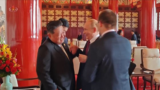 북한 조선중앙TV는 6일 김정은 국무위원장의 지난 2~4일 중국 방문을 담은 기록영화를 방영했다. 사진은 중앙TV가 공개한 김 위원장과 블라디미르 푸틴 러시아 대통령이 열병식 행사가 끝난후 만나서 대화하는 도중 파안대소하는 모습. 조선중앙TV 화면=연합뉴스