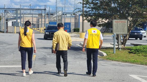 미국 이민 단속 당국이 홈페이지를 통해 지난 4일(현지시간) 조지아주 현대차그룹-LG에너지솔루션의 합작 배터리 공장 건설현장에서 벌인 불법체류·고용 단속 현장 영상을 홈페이지를 통해 공개했다. ICE 영상 캡처