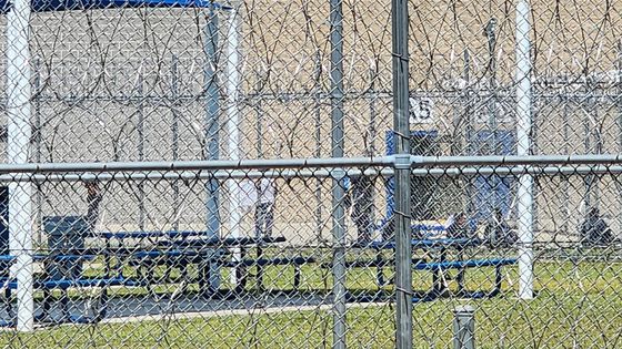 미국 이민 당국에 체포된 한국인 300여명 중 대부분이 수감된 미국 조지아주 포크스턴의 이민세관단속국(ICE) 시설. 싱크와 변기에서 물이 새고 있다. 이 사진은 2021년 11월 진행된 미국 국토안보부(DHS)의 감사 당시 촬영됐다. 미 국토안보부