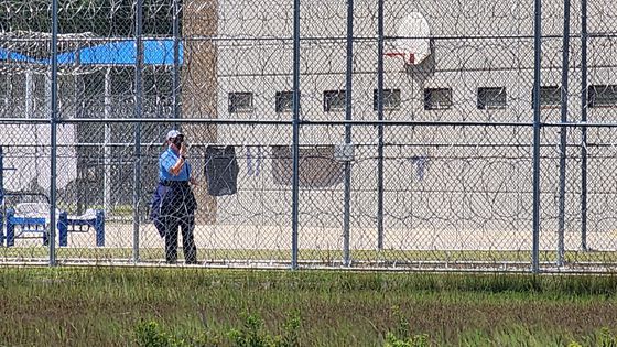 미국 이민 단속 당국이 홈페이지를 통해 지난 4일(현지시간) 조지아주 현대차그룹-LG에너지솔루션의 합작 배터리 공장 건설현장에서 벌인 불법체류 고용 단속 현장 영상을 홈페이지를 통해 공개했다. ICE 영상 캡처