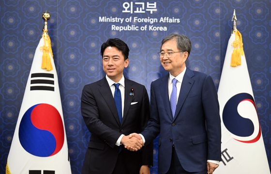 지난달 11일 한국을 방문한 고이즈미 신지로 일본 농림수산상이 조현 외교부 장관과 악수를 나누고 있다. [공동취재] 연합뉴스