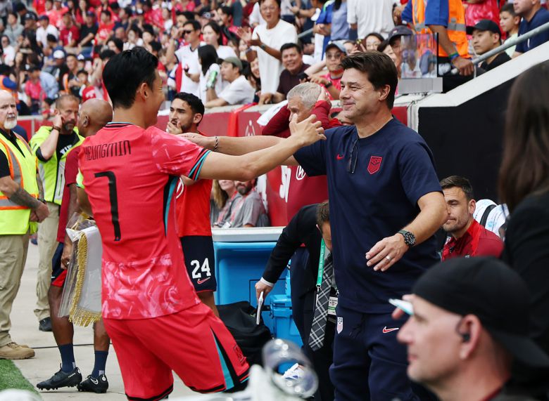 6일(현지시간) 미국 뉴저지주 해리슨 스포츠일러스트레이티드 스타디움에서 열린 한국 대 미국 친선경기 시작에 앞서 손흥민과 마우리시오 포체티노 미국 감독이 포옹을 하고 있다. [연합뉴스]