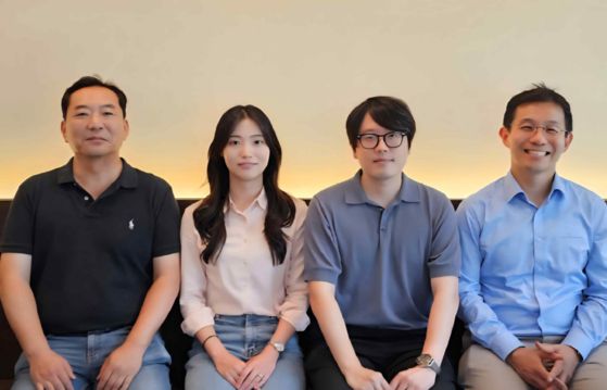 차세대 메모리 반도체 자성메모리(M램)의 안정성·효율성을 높이는 기술을 국내 연구진이 세계 최초로 개발했다. 왼쪽부터 고려대 김영근 교수, 정은진 연구원, 전유상 박사, 서울대 남기태 교수. 사진 과학기술정보통신부