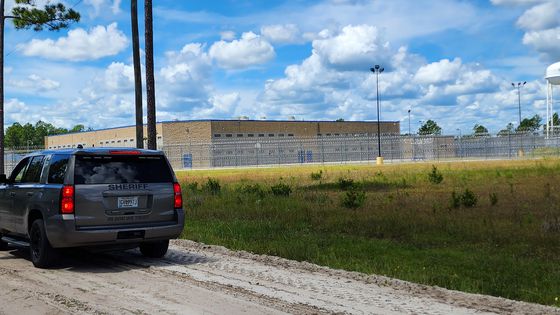 현지시간 6일 미국 조지아주 포크스턴에 위치한 구금시설에 불법 체류로 구금된 수감자들이 '주황색' 죄수복 차림으로 본지 기자와 철창을 사이에 두고 대화를 나누고 있다. 이들은 ″체포된 한국 근로자들은 현재 푸른색 수용복을 입고 있지만, 분류 작업을 마치면 주황색으로 환복하고 우리들과 함께 지내게 될 것″이라고 했다. 포크스턴=강태화 특파원