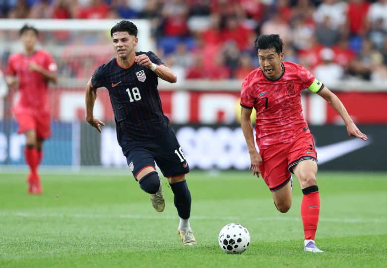 6일(현지시간) 미국 뉴저지주 해리슨 스포츠일러스트레이티드 스타디움에서 열린 한국 대 미국 친선경기에서 한국 손흥민이 드리블 돌파를 시도하고 있다. [연합뉴스]